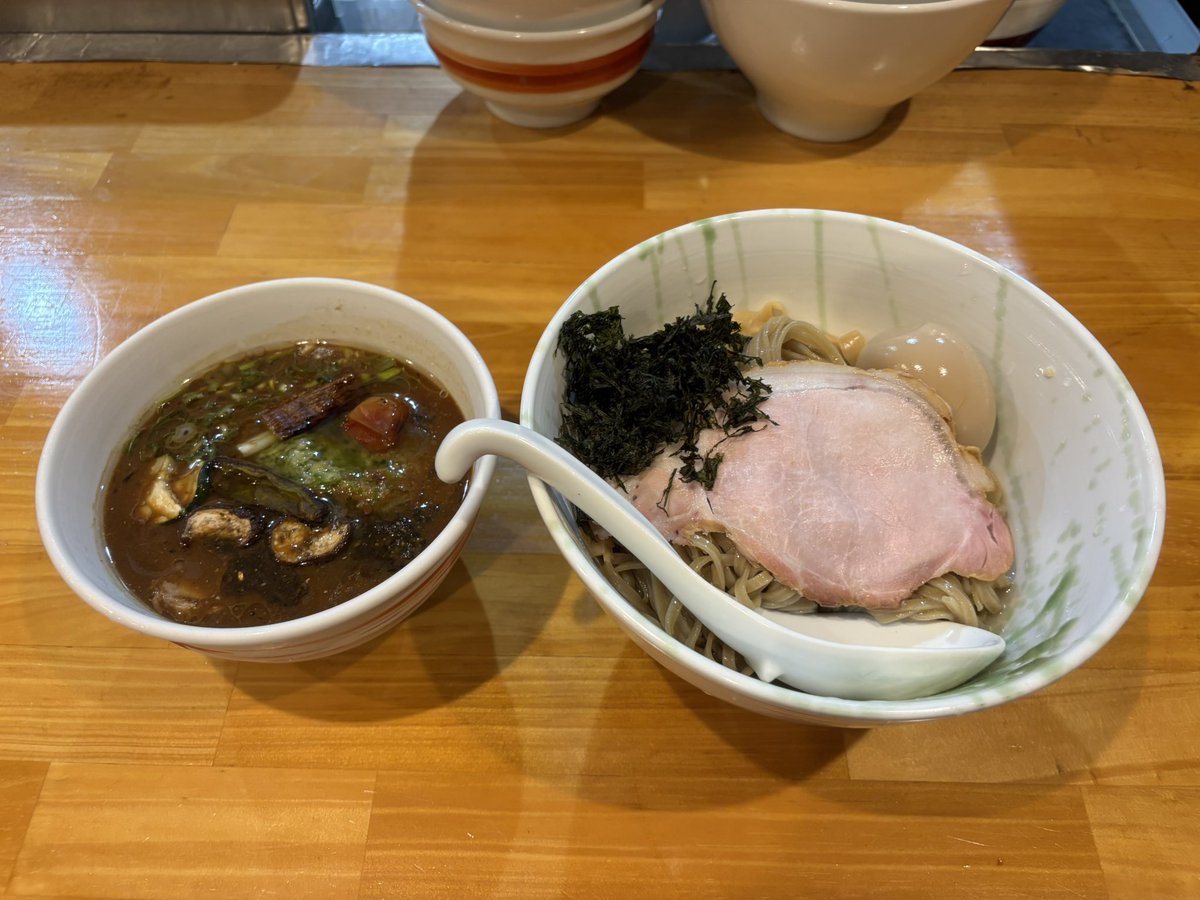 100名店、川の先の上で夏季限定
冷やし味噌つけ麺を食す🍜
相変わらず安定感抜群のうまさ。
チャーシューは豚・鶏の２種類。味玉も半熟でしっかり味付けの私好み。
夏らしく涼しげな装い。スープには焦ネギだけではなく、トマト・なす・ズッキーニが入っておりこれまたスープと相性抜群。
#川の先の上