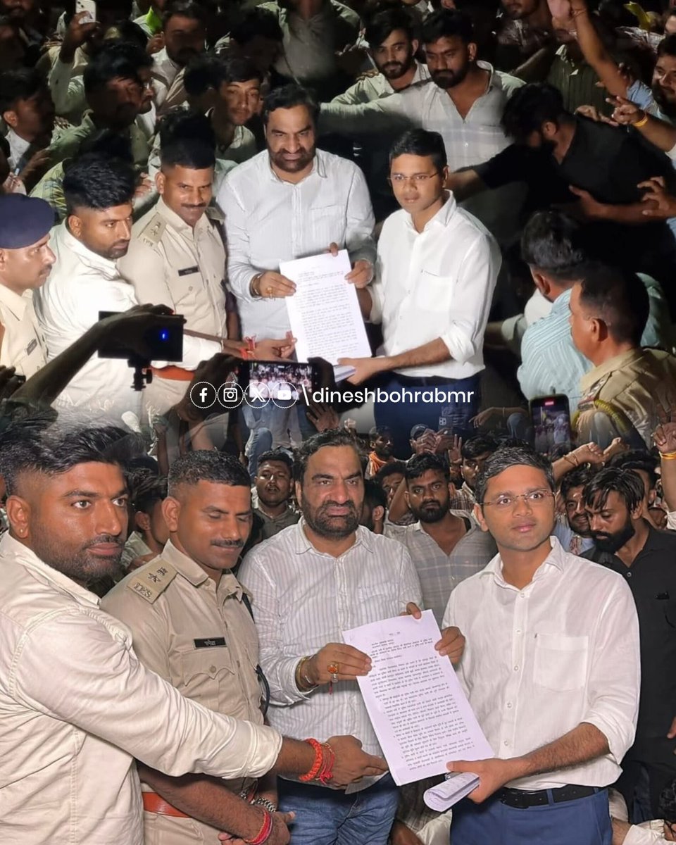 रात 2 बजे बालोतरा कलेक्ट्रेट का घेराव,

जोजरी नदी बचाने निकले हनुमान बेनीवाल,

कलेक्टर-SP को सौंपा ज्ञापन, सुबह 4 बजे भी जारी रहा संघर्ष,

बोले– "बाड़मेर के नेताओं में 
दम होता तो मुझे यहां नहीं आना पड़ता" 

जब तक प्रदूषित पानी का स्थायी समाधान नहीं होगा, चैन से नहीं बैठेंगे