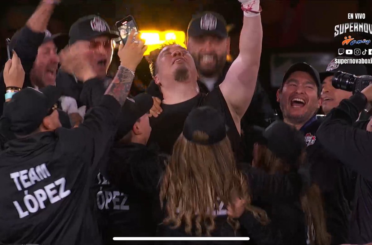 Que gran detalle que la Chiquis Rivera fue a abrazar a Franco Escamilla cuando lo declararon ganador.

#SuperNova