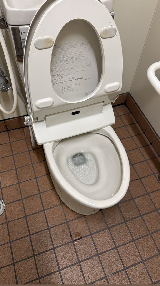 akgntm's tweet photo. 女性専用マークのトイレから男の人が出てきて尚且つこの状態やった時の女性の気持ち考えて欲しい😫😫😫 https://t.co/bYtooK797q