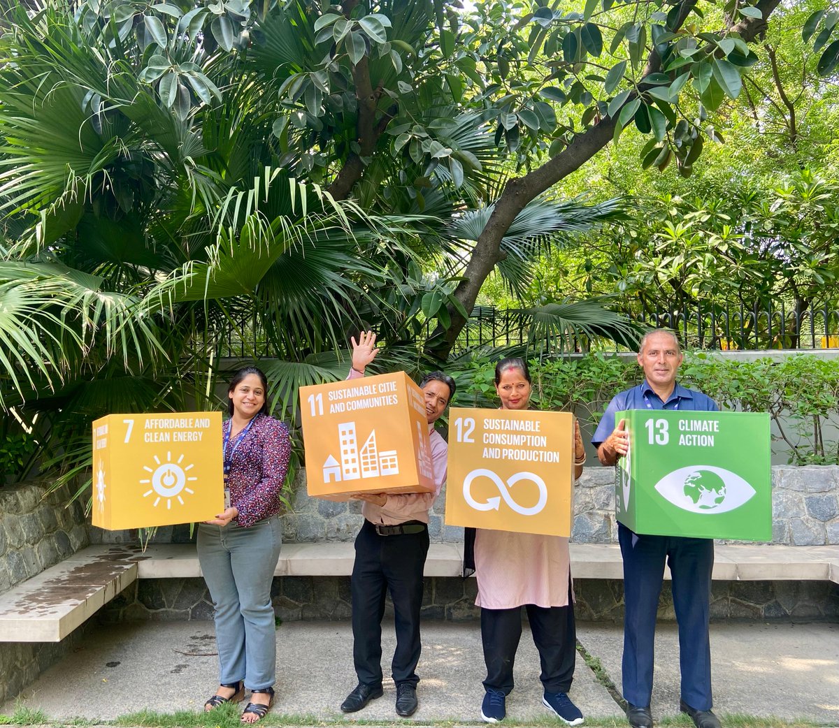 #DYK that 🇮🇳 India ranks #1 in the Asia-Pacific region for carbon emissions reduction in <a href="/UNDP/">UN Development</a> offices.   

☀️ Solar rooftops 
🚗 Electric vehicles 
♻️ Zero-waste practices &amp; more  

Discover how we slashed energy use by 48%, leading the way with a circular, climate-smart office: