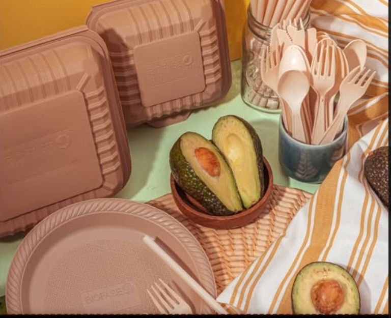 墨西哥一家叫Biofase的公司利用牛油果籽生产可降解生物塑料。这些用于制造餐具和吸管等物品的塑料预计在约 240 天内自然分解。这种创新方法利用农业废弃物，将废弃的牛油果核转化为可持续资源。tinyurl.com/2menmss3