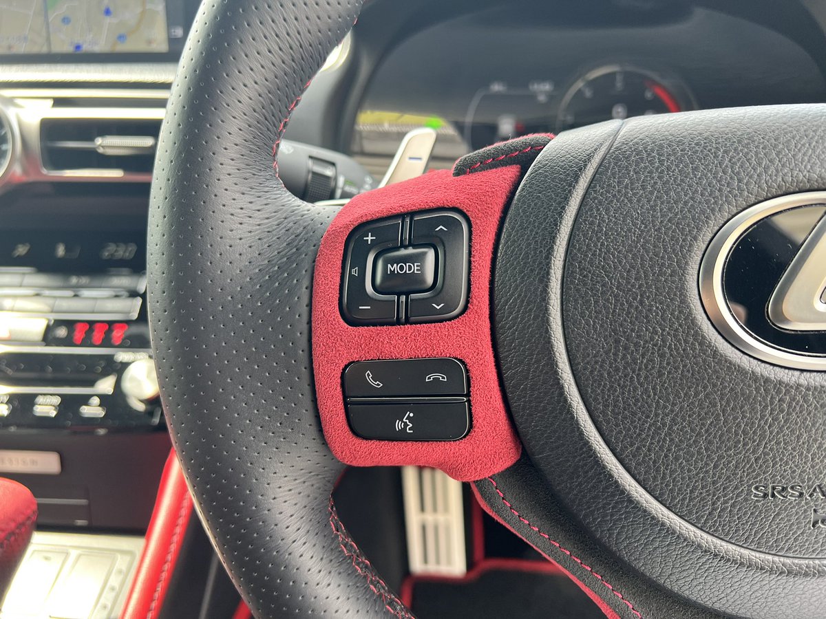 melo15_ou's tweet image. ThinkDesignさんにてステアリングスイッチパネルをレッドアルカンターラ仕様に。
下部のパネルとあわせて結構なイメチェンができて満足✨
#Thinkdesign #LEXUS #IS300h