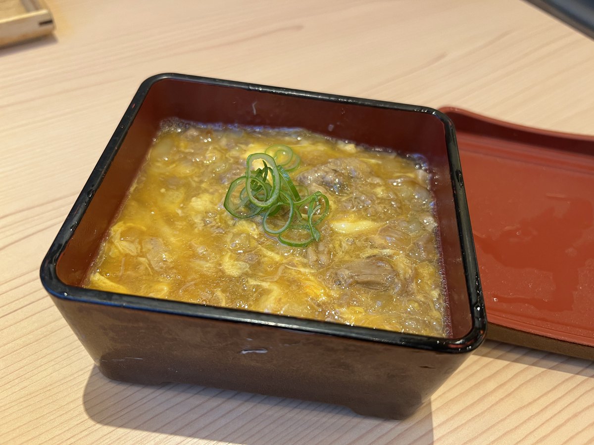 鴨と葱初めて来た
店内入った瞬間、葱の成分で目がめちゃくちゃ痛い！これは健康被害です。
ラーメン微妙、親子丼は美味しかった。
リピ無し