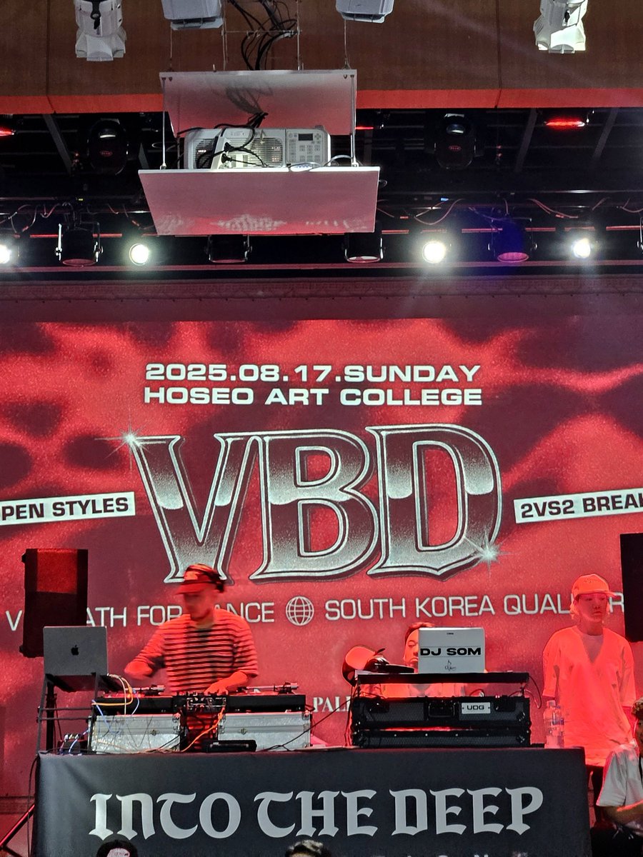 그나저나 어제 동료가 반드시 찐 배틀을 보여주겠다며 끌고 간 배틀 행사🤸🤸‍♀️🤸‍♂️ 왁킹 빼고 거의 올 장르를 다 봤는데 수액 맞는 것처럼 에너지 급속 충전😌 브레이킹 장르 코앞에서 본 게 처음인데 진짜 멋있었어요..중력은 내게만 작용하는 것 같은, 보는 나만 관절 아픈 그런.. #intothedeep #vbd