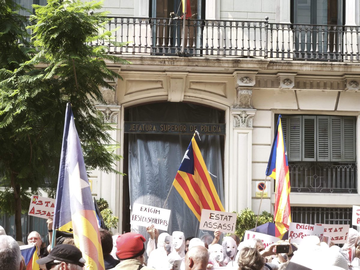 ConsellRep's tweet photo. 🔴 El Consell de la República, present ahir a la manifestació convocada per la Plataforma @17A_Exigim Responsabilitats.

8 anys després dels atemptats de Barcelona i Cambrils, continuem exigint veritat, justícia i fi de la impunitat.

📄 Cal la desclassificació dels documents secrets.
🕵️‍♂️ Cal aclarir la participació del CNI.
📢 Cal trencar el silenci d’un Estat que ho amaga tot.

Memòria. Dignitat. Veritat. #17A #ExigimResponsabilitats