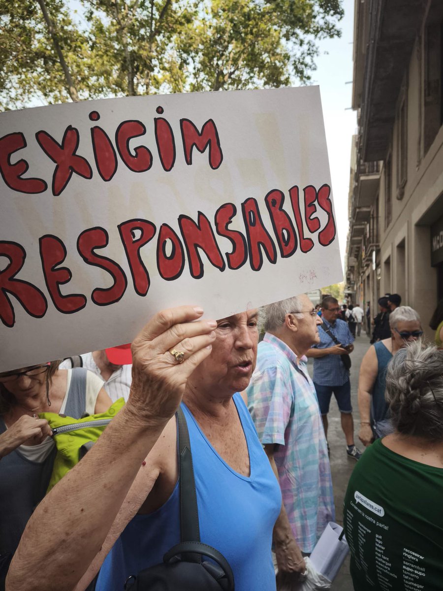 Consell de la República Catalana (@consellrep) on Twitter photo 🔴 El Consell de la República, present ahir a la manifestació convocada per la Plataforma <a href="/17A_Exigim/">@17A-exigim-responsabilitats</a> Responsabilitats.
8 anys després dels atemptats de Barcelona i Cambrils, continuem exigint veritat, justícia i fi de la impunitat.
📄 Cal la desclassificació dels documents 🔴 El Consell de la República, present ahir a la manifestació convocada per la Plataforma <a href="/17A_Exigim/">@17A-exigim-responsabilitats</a> Responsabilitats.
8 anys després dels atemptats de Barcelona i Cambrils, continuem exigint veritat, justícia i fi de la impunitat.
📄 Cal la desclassificació dels documents