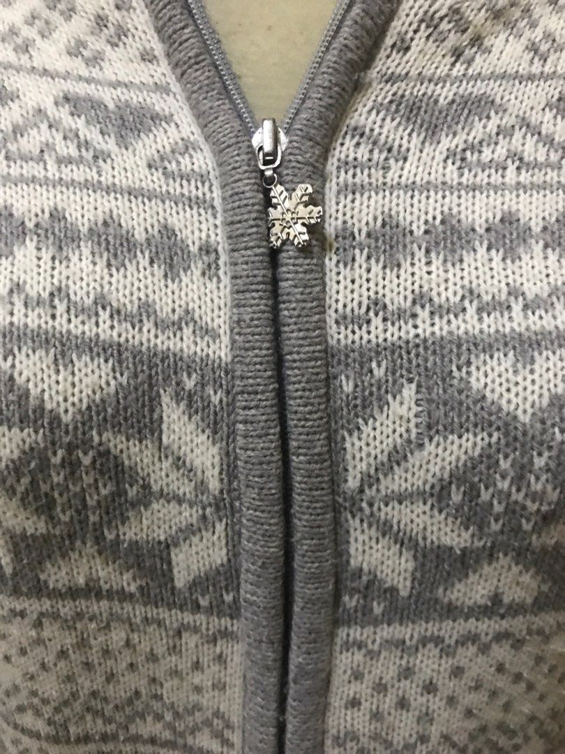 black_fleurs's tweet photo. outer cardigan hoodie musim dingin/salju abu abu snowflake pattern lucu bangett, its giving christmas and winter vibes🥹🤍 50k ajaa, bisa co by oren yaa, no minus sama sekali dari branded dari brand fishbone^^ https://t.co/AeOrizffGk