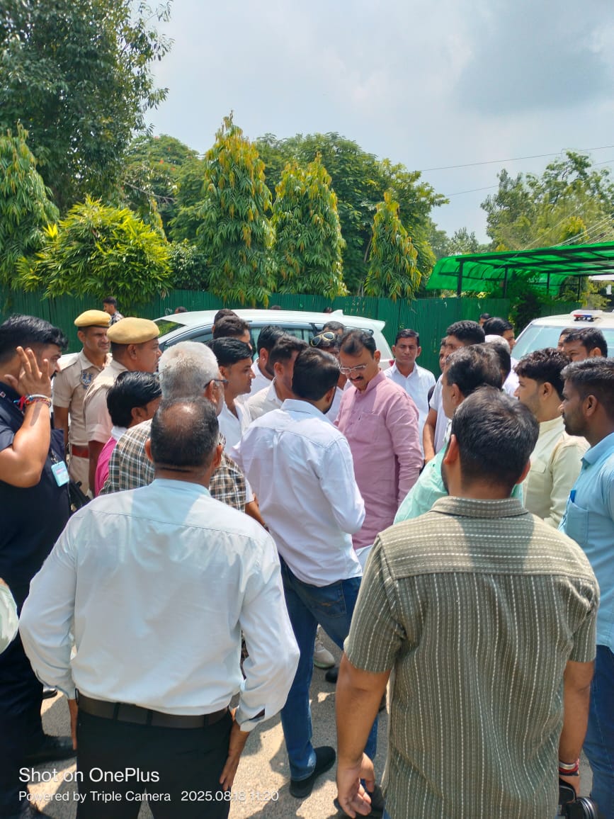 ANSHUL MIRDHA (@mirdhaanshul) on Twitter photo चिकित्सा विभाग की मुख्य मांग को लेकर हमारे साथ ही आज डिप्टी सीएम प्रेमचंद जी बेरवा से मुलाकात की , आश्वासन दिया कोविड स्वास्थ्य सहायको की सेवा बहाली जल्द होगी संघर्ष के साथियो हर #CHA तुम्हारे साथ है
चिकित्सा मंत्री <a href="/GajendraKhimsar/">Gajendra Singh Khimsar</a>
जी इस मांग पर भी गौर करिये
#cha_को_नौकरी_दो चिकित्सा विभाग की मुख्य मांग को लेकर हमारे साथ ही आज डिप्टी सीएम प्रेमचंद जी बेरवा से मुलाकात की , आश्वासन दिया कोविड स्वास्थ्य सहायको की सेवा बहाली जल्द होगी संघर्ष के साथियो हर #CHA तुम्हारे साथ है
चिकित्सा मंत्री <a href="/GajendraKhimsar/">Gajendra Singh Khimsar</a>
जी इस मांग पर भी गौर करिये
#cha_को_नौकरी_दो