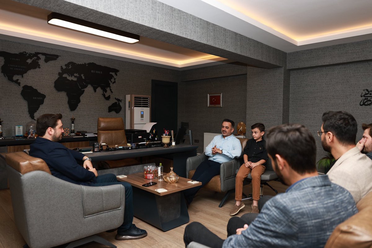 mesutbozatli's tweet photo. 📌 Ahde Vefa Ziyaretleri

Geçmiş dönemlerde Gaziantep İl Gençlik Kolları Başkanlığı görevinde bulunan gençlik kollarımızda büyük emekleri olan Mustafa Dinçoğlu’nu ziyaret ettik.

Sohbetimizde; dünün fedakârlıklarını, bugünün çalışmalarını ve yarınlara dair umutlarımızı konuştuk.

Birlik ve kardeşlik içinde, nice hizmet dolu yıllara… 🇹🇷