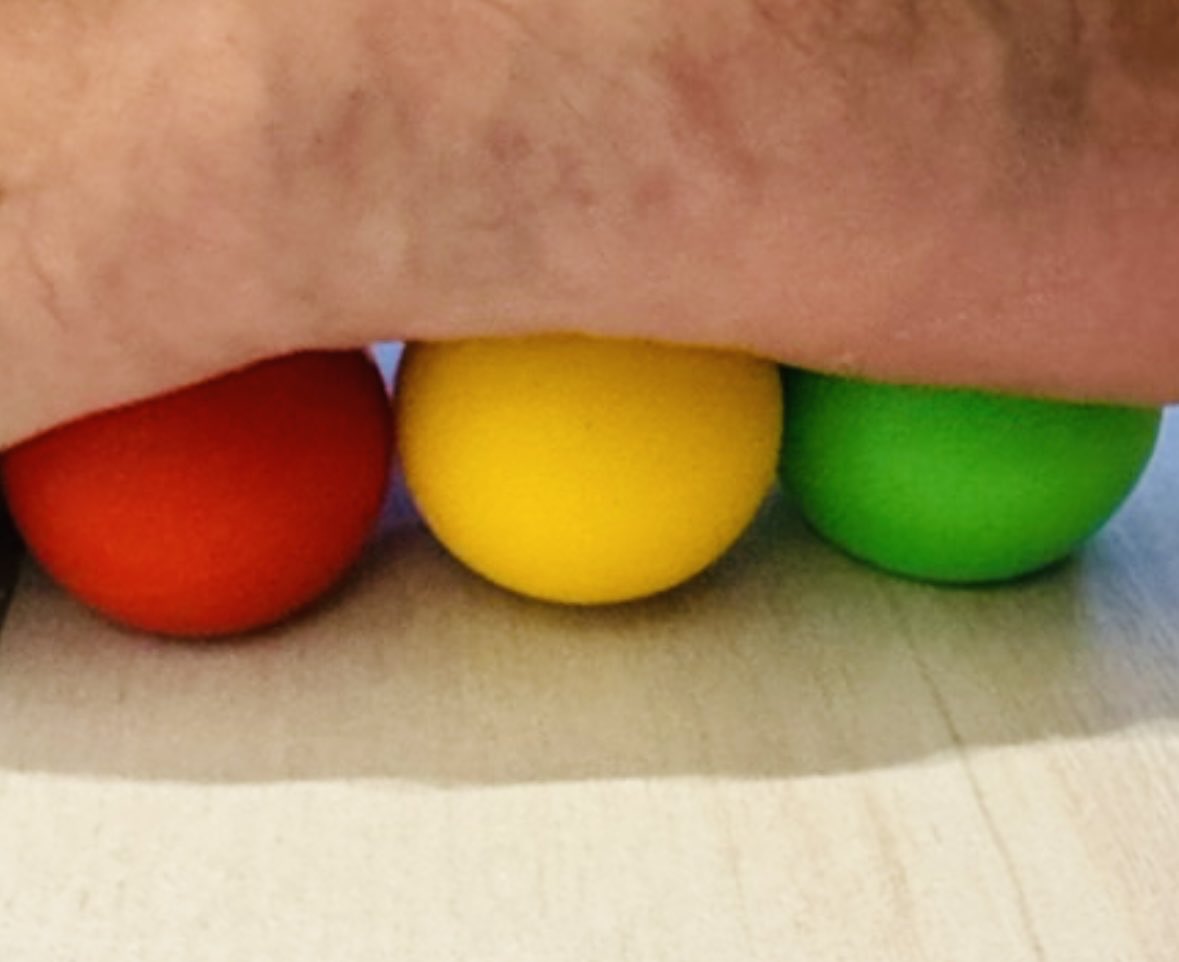 Alonein43672278's tweet photo. #photography #foot #balls #stoplight #balls #colors https://t.co/ZBxHhAP54V
