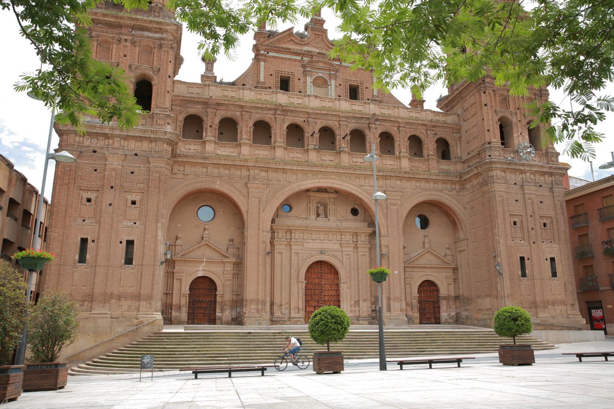 ⛪ La Colegiata de San Miguel Arcángel de #Alfaro es una auténtica joya del barroco riojano. Sus muros encierran siglos de historia y, en sus torres, descansan las famosas cigüeñas que vigilan el cielo de la ciudad.✨

#LaRiojaTurismo #ReservaLaRioja #ElArtedelasPequeñasCosas