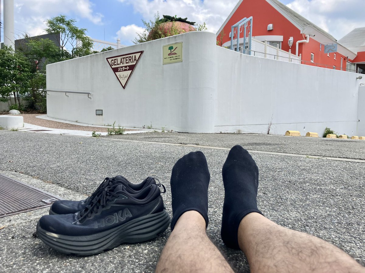 tripstar0522's tweet photo. 昼前ラン しました。

地元ランしましたが、気温31℃でした🥵
ただ風が少しあったので、街中に比べたらまだマシですが…
今日の背景は、ケーキ店🍰の店先にあるイチゴ🍓のオブジェですが、わかりにくいですね😅

コース
自宅付近→阪神流通センター→岡場交差点→有野中町2丁目

#HOKA  #BONDI8 https://t.co/udz8VPRoii