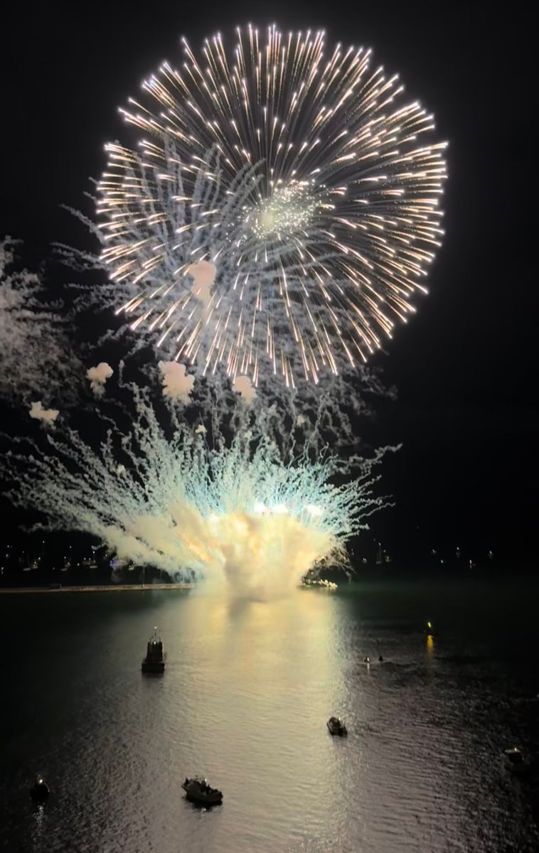 HMS_Smiter's tweet photo. How's the fireworks business? Booming! 🎆🎆
SMIT spent Wednesday and Thursday evening marshalling the #BritishFireworksChampionships. One of the best views in the house while building relationships with local authorities. @HMNBDevonport @DC_Police @abports21 @MODPolice #Plymouth https://t.co/yz6l7JUCWq