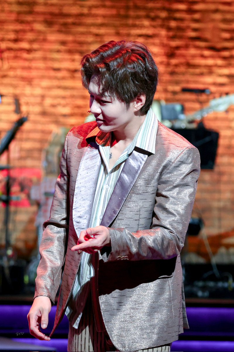 HyoRin_is_back's tweet image. #비투비 #이창섭 #LEECHANGSUB #멤피스 #휴이 #커튼콜
250817 멤피스 커튼콜

👩🏽 휘리릭 2번~
🍑 여기서? 헤헤