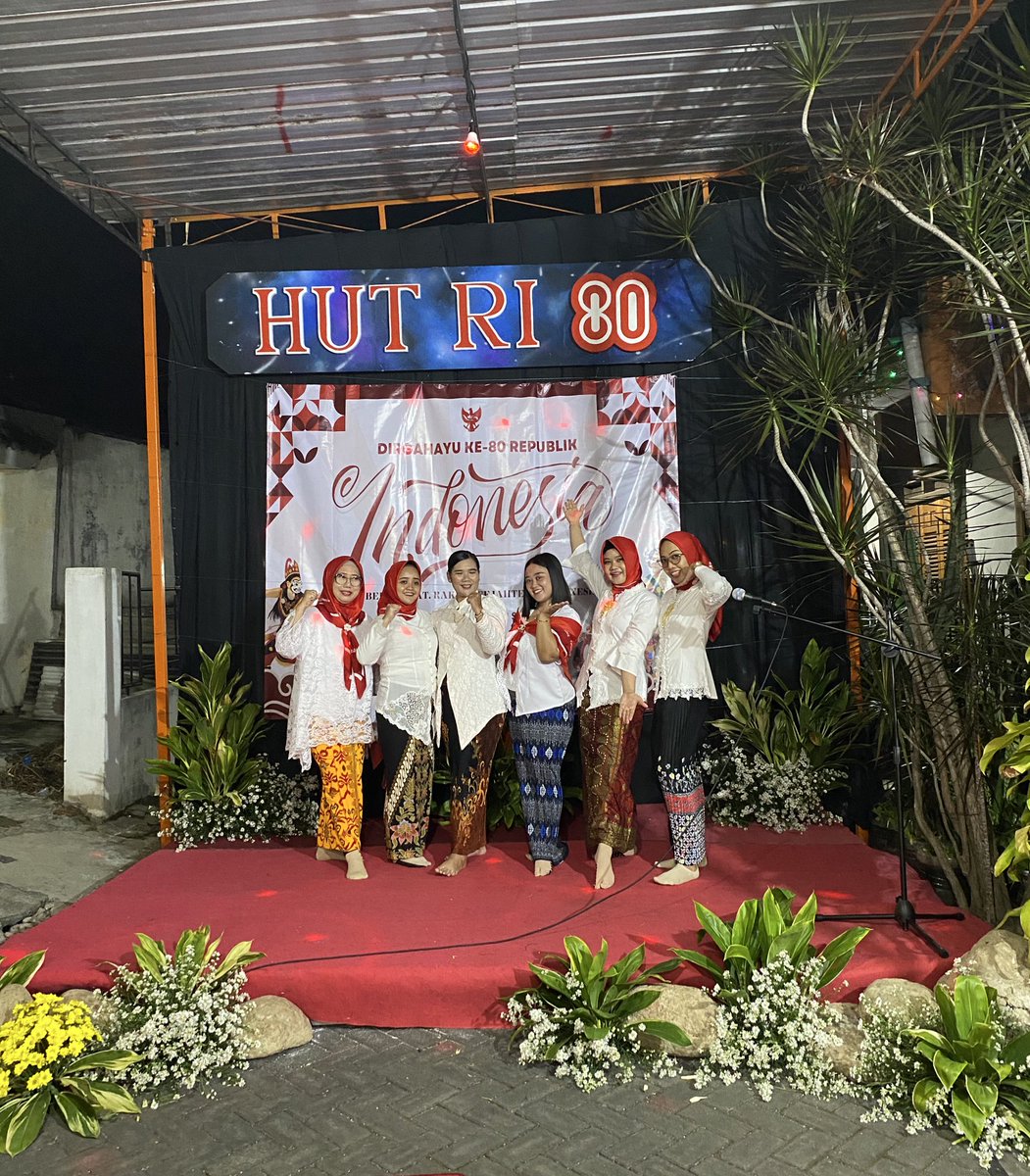 merrysaai's tweet photo. wesalah for the first time mengikuti serangkaian acara bersama ibu2 komplex inichhh, tp lek pas kumpul tetep dipanggil mbak 🤣 krn asing sekali dipanggil bu rasyid awkwkowkwkk https://t.co/yntqqKmAzE