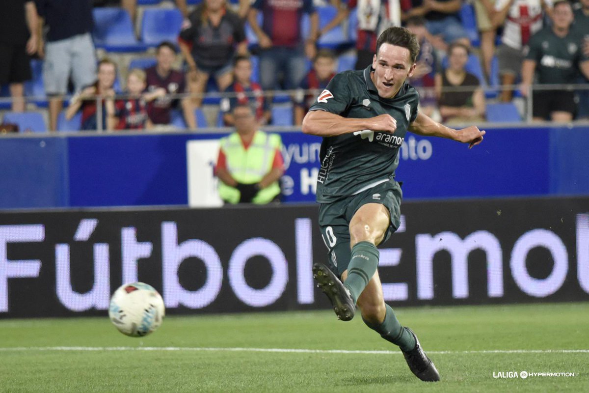 Ayer hubo un jugador de la #SDHuesca que me dejó boquiabierto 😲 
Don Iker Kortajarena, vaya despliegue 👏🏻👏🏻👏🏻