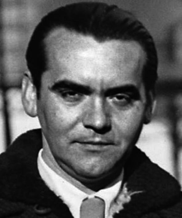 armiarma's tweet image. New Yorkeko egunsentiak
eskailera eskergetan orro egiten du
marraztutako angustiazko nardoen
bila ertzen artean

Gaur bezalako egun batez fusilatu eta hil egin zuen Federico Garcia Lorca poeta. 

ekarriak.armiarma.eus/?i=186