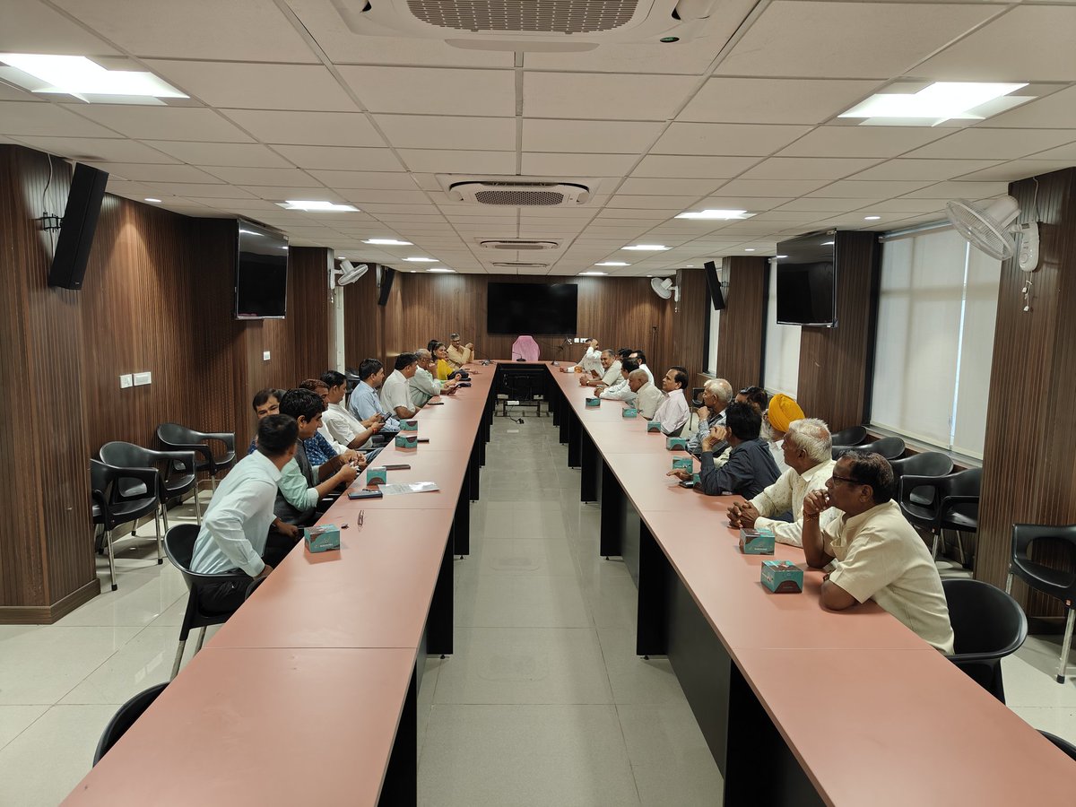 भारत के *79 वें स्वतंत्रता दिवस* के अवसर पर जनगणना कार्य निदेशालय राजस्थान में निदेशक महोदय श्री बिष्णु चरण मल्लिक (भा. प्र. से.) द्वारा राष्ट्रीय ध्वज फहराया गया । 
इस अवसर पर निदेशक महोदय द्वारा भवन सुरक्षा कर्मियों एवं सफाई कर्मियों को उत्कृष्ट कार्य हेतु पुरस्कृत भी किया गया।