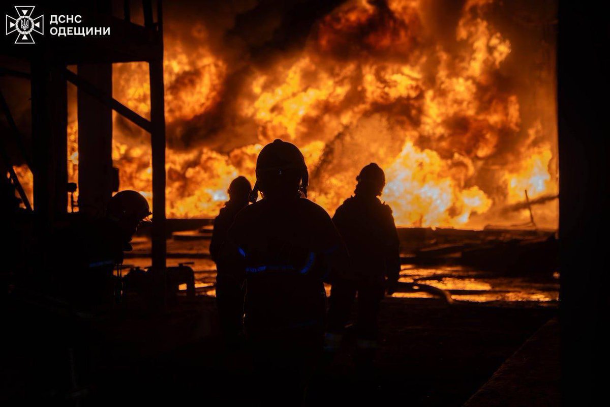 russia attacked #Odesa with drones
🙏 We stand thanks to firefighters, rescuers, and all who keep Ukraine alive in these darkest hours
