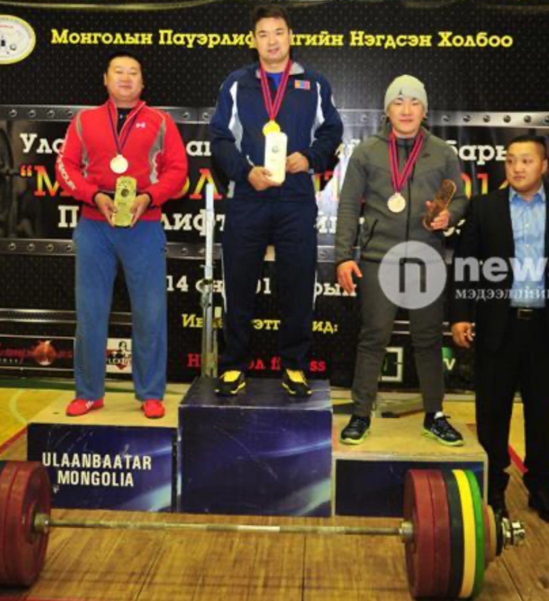 2014 онд 1 ийм тэмцээн болж бсан санаанд ороод..Сайханбилэг тохойгоо боогоод гадуур нь бэлтгэлийн цамц өмсөөд ер нь бол  зальдсан бдийн🤪 Хүн ч тгд өчүүхэн үйлдэл дээр ч хэн бэ гдг нь харагддаг юм дө