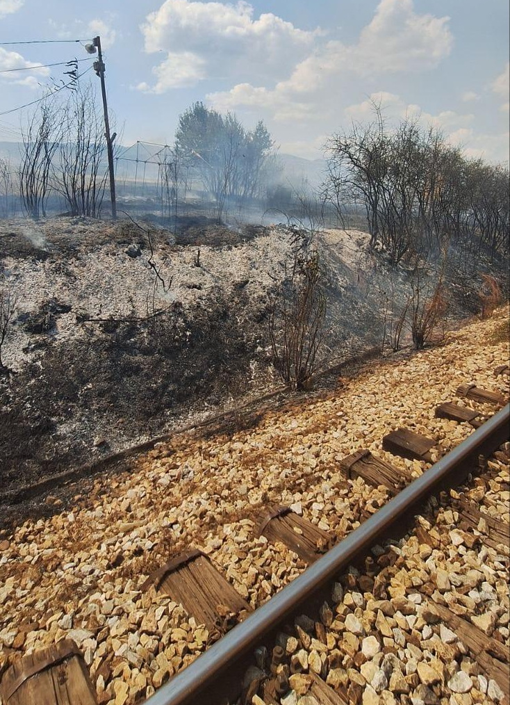 Zbog požara koji se kod Preševa sa okolnih polja proširio i na prugu, oštećeni pragovi, a železnički saobraćaj u prekidu
infrazs.rs/2025/08/%d0%b7…