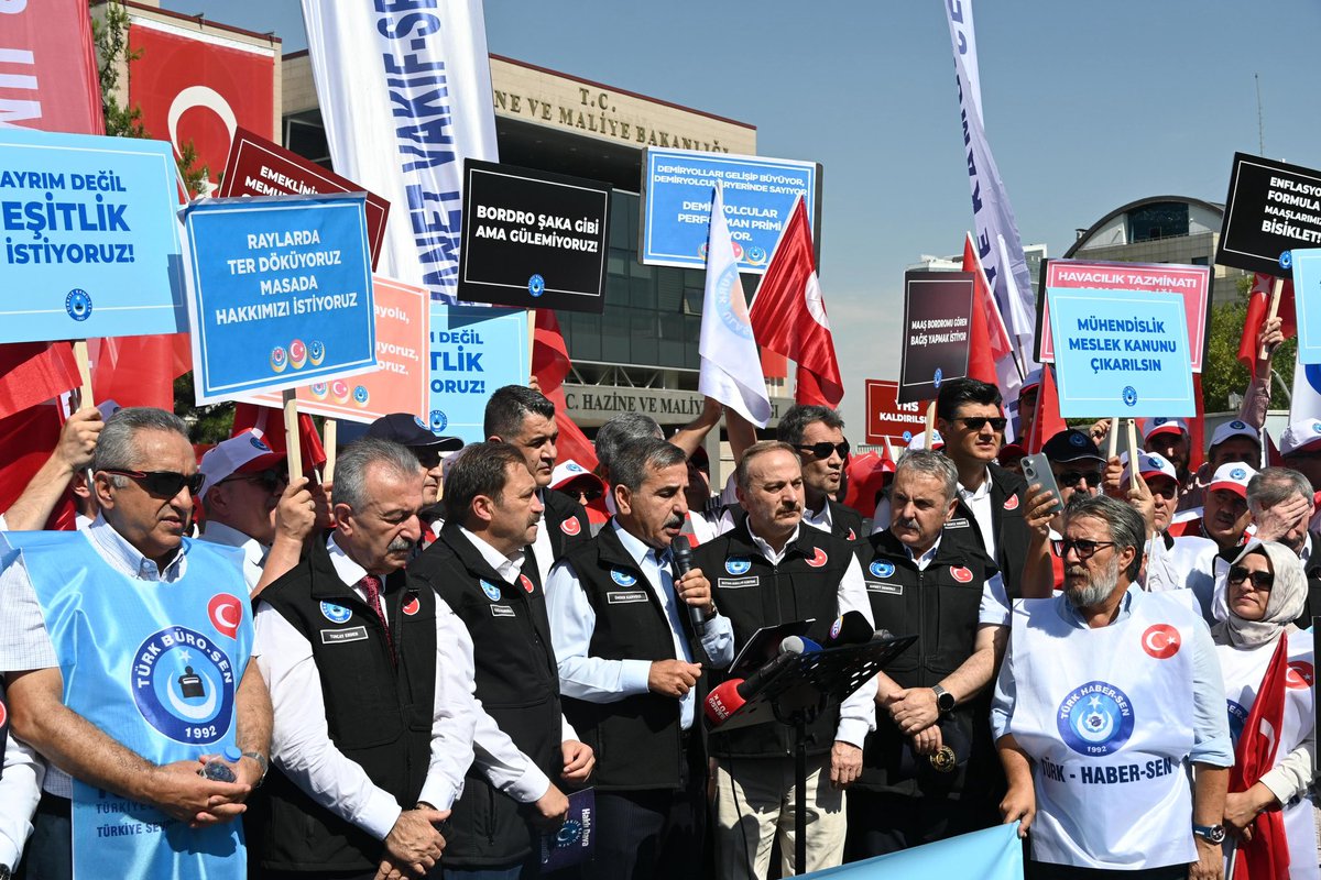 Ülkemizin dört bir yanında Başkanlar Kurulumuzun aldığı karara uyarak memurun gücünü hatırlatan, hakkı ve alın teri için omuz omuza mücadele eden teşkilatlarımızla sahadayız. 

Bize masa başı rakam değil, alın terimizin karşılığı olan rakam gerekiyor!
 
Bu sadece memurun değil,