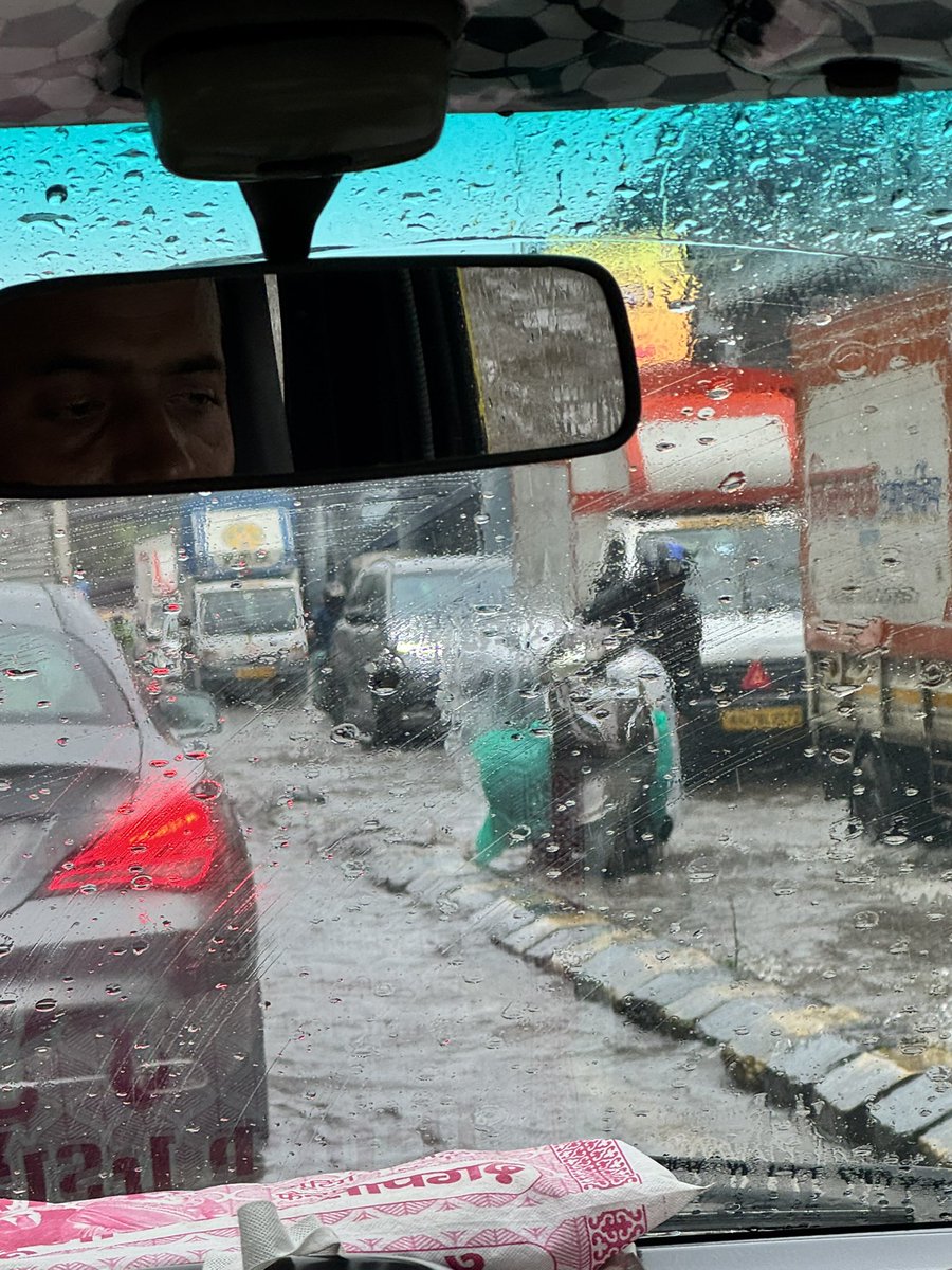 hashtagharshil's tweet photo. Waterlogging near Dadar Station on Tulsipipe Road. https://t.co/MtCCL4ZXLV