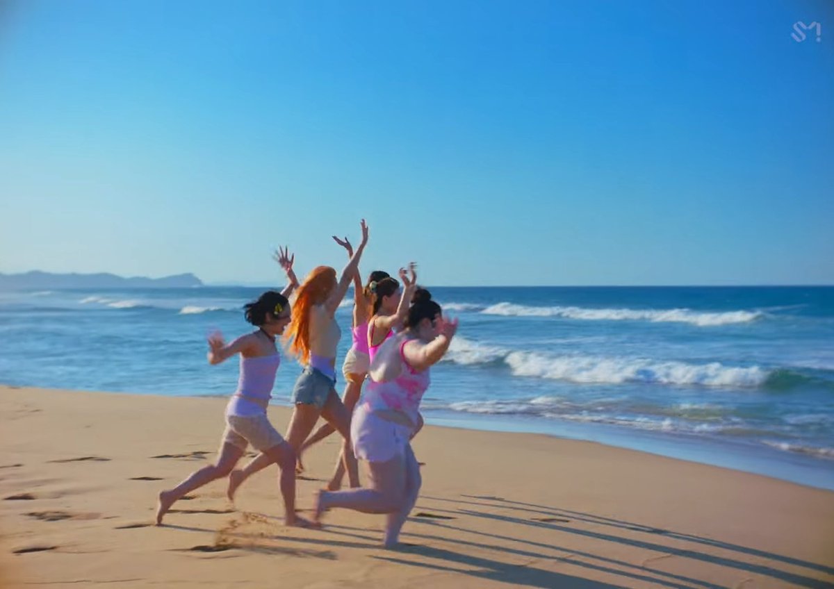THE LOVE SPLASH MV IS SOOOO FUN TO WATCH