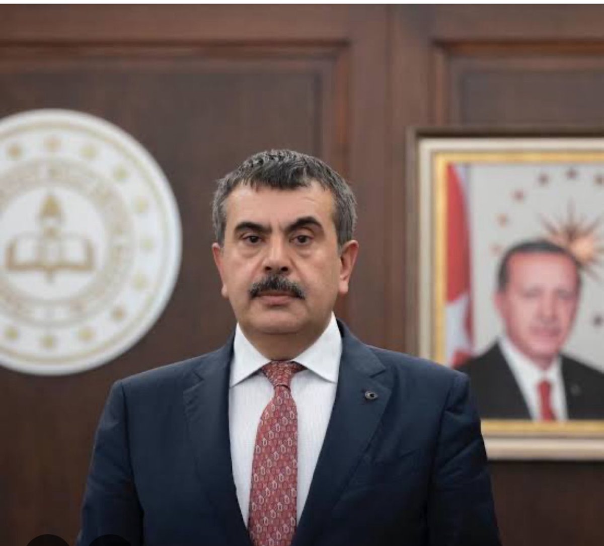 zafersahin06's tweet image. 📌Milli Eğitim Bakanı Yusuf Tekin: 

📌Her sınavda yani ortalama bir İngiliz vatandaşının bilmediği gramatik kuralları çocuklara test sınavında sorduk. 

📌Bu şekilde dil öğrettiğimizi varsaydık, bu mantığı değiştirmemiz lazım. 

📌Kendi ana dilinde, gündelik hayatta 300-500…