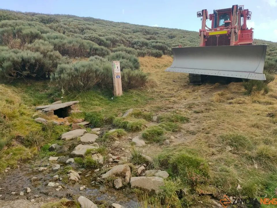 news_zamora's tweet photo. El incendio de Porto amenaza el entorno del Parque Natural del Lago de Sanabria
https://t.co/3qpNyd6sa4 https://t.co/Es3C97ekJW
