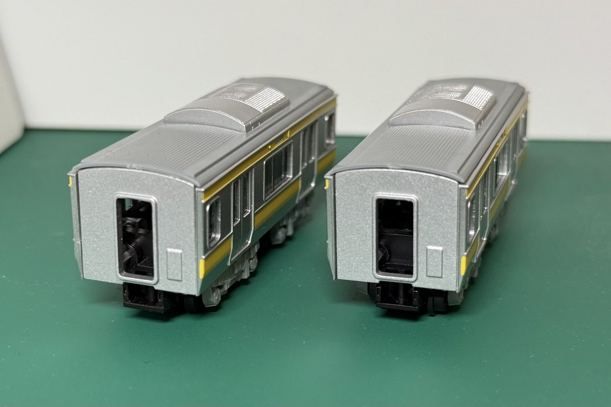 NiModels's tweet photo. e231系の妻面にはクーラー吹き出し口の反対に消火器の箱と一部に扉がついてるってことでe233系の余りと交換しました！
2面のみ箱有り扉無しなので配管有りを加工して再現しています！
#bトレ   #鉄道模型 https://t.co/2orOCeTDoY