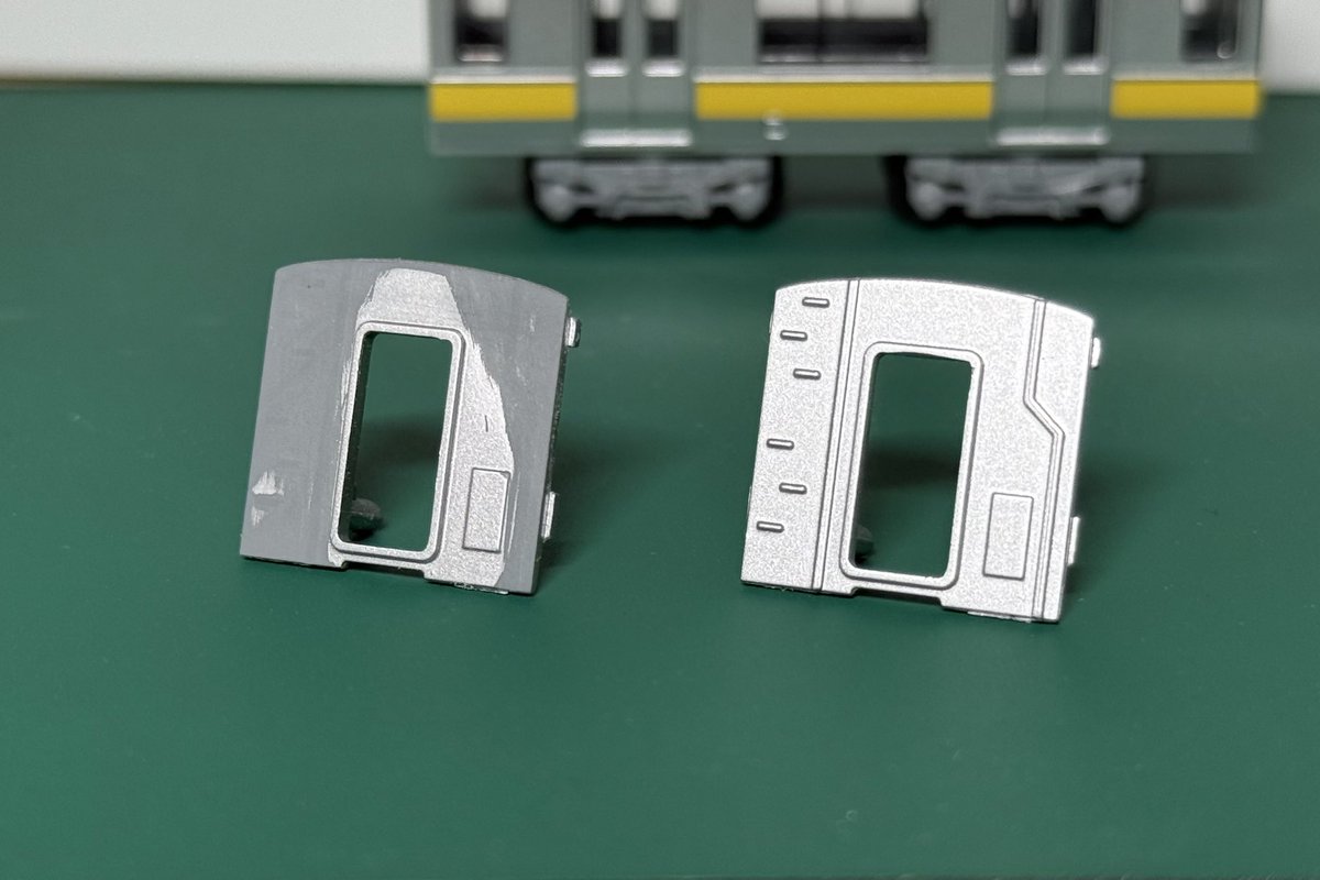 NiModels's tweet photo. e231系の妻面にはクーラー吹き出し口の反対に消火器の箱と一部に扉がついてるってことでe233系の余りと交換しました！
2面のみ箱有り扉無しなので配管有りを加工して再現しています！
#bトレ   #鉄道模型 https://t.co/2orOCeTDoY