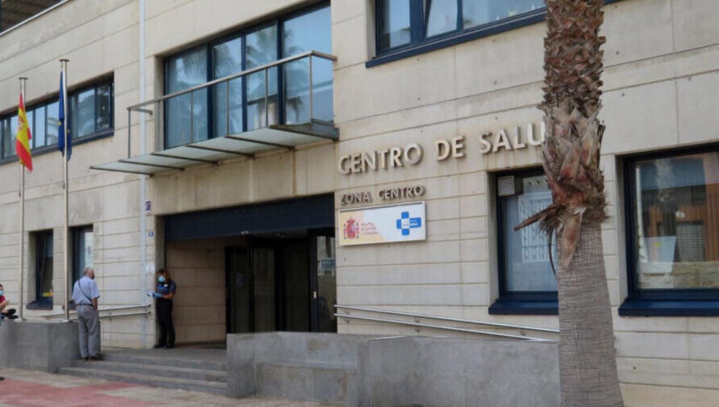 Usuarios y profesionales del Centro de Salud Zona Centro alertan que desde el sábado están sin aire acondicionado (funciona sólo una de las cuatro bombas), sufriendo en demasía las altas temperaturas.

Pedimos a <a href="/INGESAnidad/">INGESA</a> que proceda a solucionar el problema lo antes posible.