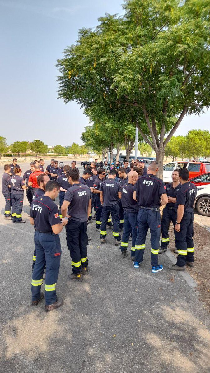 nuriaparlon's tweet photo. Bombers de Catalunya preparats per sortir cap a Jarilla, Extremadura per reforçar els operatius d’extinció d’incendis.  Un nou AVA 🚁 i un bombarder més dues columnes terrestres 🚒amb una cinquentena de bombers @govern @bomberscat @interiorcat https://t.co/g33HwHI0Mf