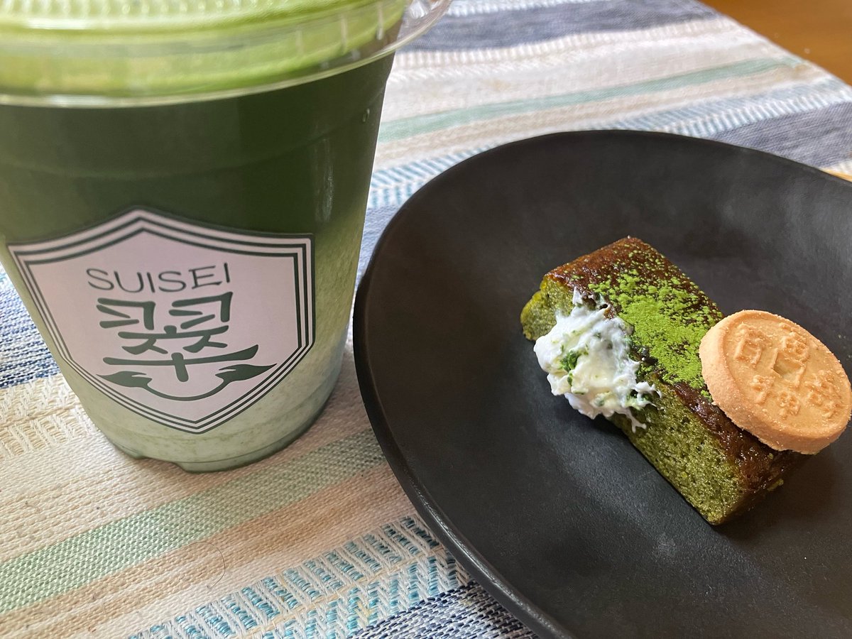 Syapai2's tweet photo. 抹茶ラテと抹茶ブラウニーを食べました！
(　ﾟдﾟ)ﾝﾏｯ!
 #抹茶 #抹茶ラテ #抹茶ブラウニー https://t.co/KyEV3oTVzX
