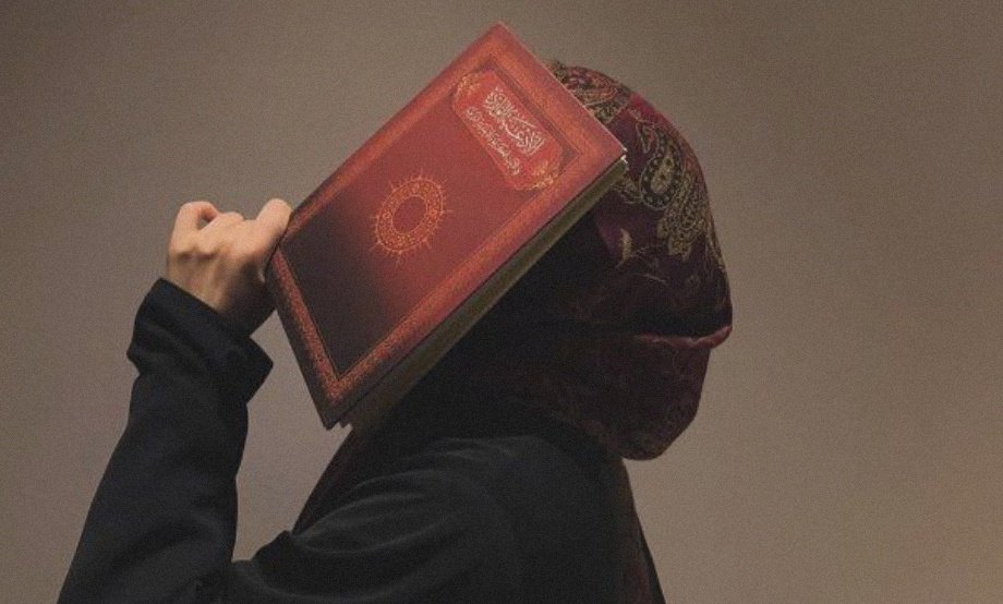 Kbr__34's tweet photo. 'Neye içerlendiğimi bilmediğim bir küskünlük hissi var içimde;
Sanki, nerede yoksam eksik,
nereye gitsem fazla gibiyim. https://t.co/PGL9t5yERr