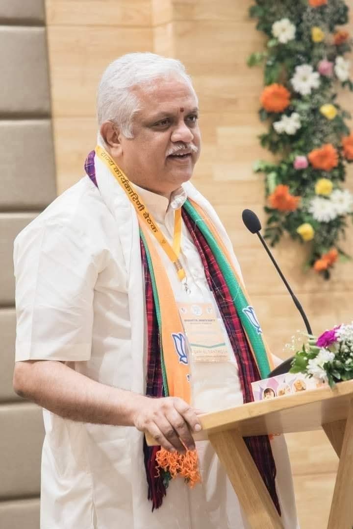 ನಗರ ನಕ್ಷಲರ ಹಿಡಿತದಲ್ಲಿದ್ದು, ಜನರ ಧಾರ್ಮಿಕ ಭಾವನೆ, ನಂಬಿಕೆ, ಶ್ರದ್ಧೆಯನ್ನು ಹಾಳುಮಾಡಿಯಾದರು ತಮ್ಮ ಸ್ವಾರ್ಥ ಸಾಧನೆಗಾಗಿ ಬದುಕುತ್ತಿರುವವರು, ಸಮಾಜಕ್ಕೆ ಸರ್ವಸ್ವವನ್ನು ಸಮರ್ಪಣೆ ಮಾಡಿಕೊಂಡಿರುವ ಸಂಘದ ಪ್ರಚಾರಕರಾದ ಶ್ರೀ ಸಂತೋಷ್ ಜೀ ಅವರ ಬಗ್ಗೆ ಲಘುವಾಗಿ ಹಾಗೂ..