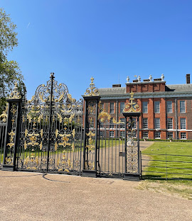 William's homes. 🧵
The taxpayer currently provides William &amp; Kate with an 'apartment' in Kensington Palace. It's actually a mansion, complete with 20 rooms, 4 storeys, several "reception rooms" and "drawing rooms," lots of staff bedrooms, a gym, an elevator, and a walled garden.