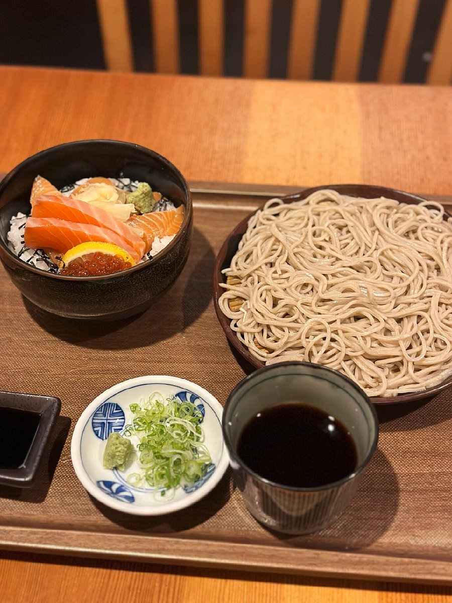 このお店の店主さん、優しいですね！可愛いって褒めてくれて、たくさん麺を盛ってくれました！でも、私は半分しか食べられませんでした！悔しいけど、美味しい食べ物はやっぱり裏切れませんね！🥺