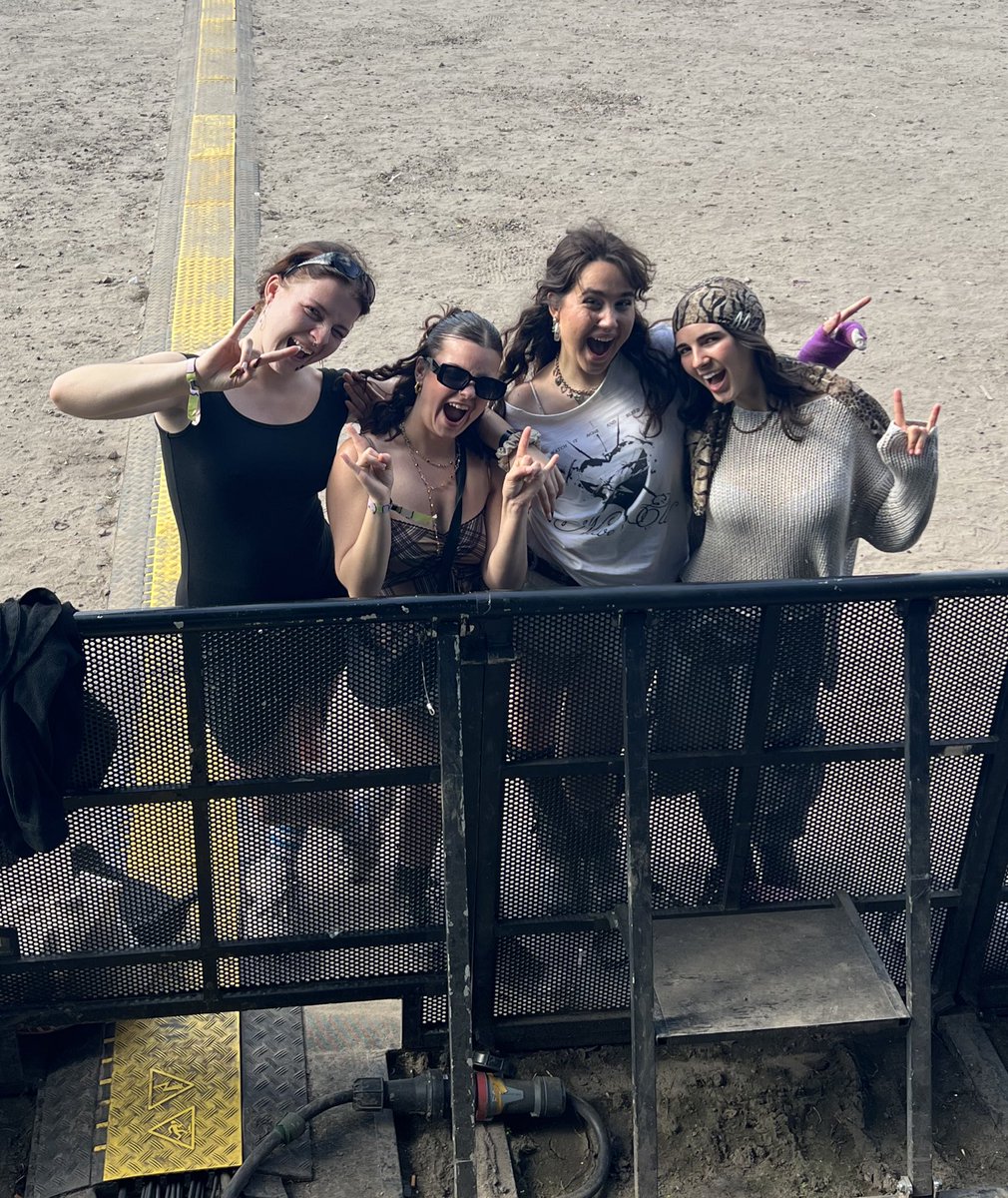 cowboyygenius's tweet photo. GOOFYS REUNION AND PARTY IN THE BACK AT NIEVE’S SHOW IN BERLIN TONIGHT (we are there even if you can’t see us!! <3 @nieveella) https://t.co/OUtjIEna4x