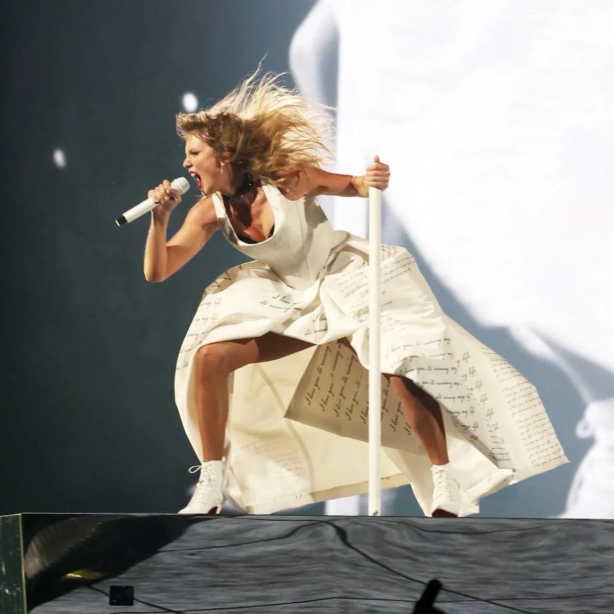 Our builder, Rossdale, has poured the wrong colour concrete THREE EFFING TIMES now, but they are just like "lol oopsies!" The level of contempt they have for their clients is astounding. Brb screaming WAOLOM into my pillow.