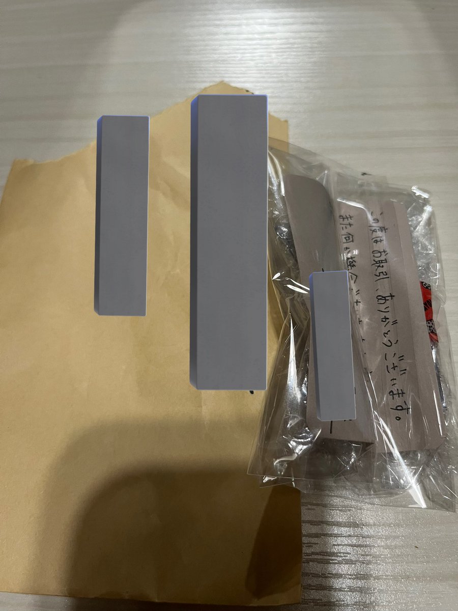 1041Gyorui's tweet photo. 悲しい、ポスト投函で譲ってもらった缶バッジが握り潰された状態で届いた、、メッセージも一緒に握りつぶされてたから郵便局か配達員とかがやったのかも😭悔しいし悲しい、、 https://t.co/69TATw1Fg1