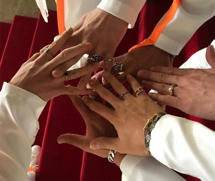 여섯명이서 손 모은 사진 
2025 버전으로 한 장 보고 싶다

딴것도 안 바람 걍 손모아샷 하나면 돼... 휀걸들을 위해 그정도는 해줄 수 있지 않아? 우리처럼 착한 팬덤이 어딨냐...ㅜ