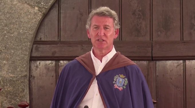 Corred a preparar los disfraces, insensatos, que llega el Canela…