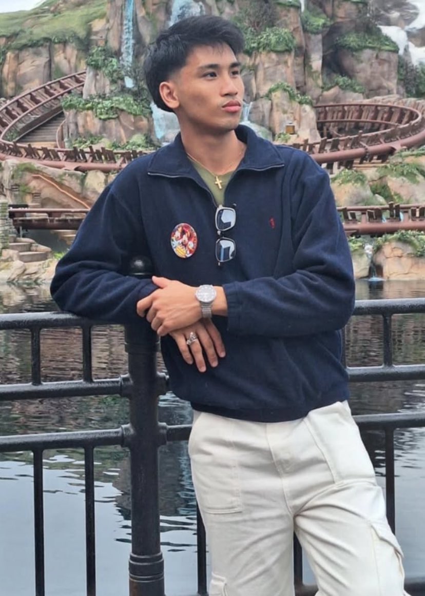 Snoooppyey's tweet photo. Worth it ba? Any info about him? 😉 https://t.co/4FSKQb80n7