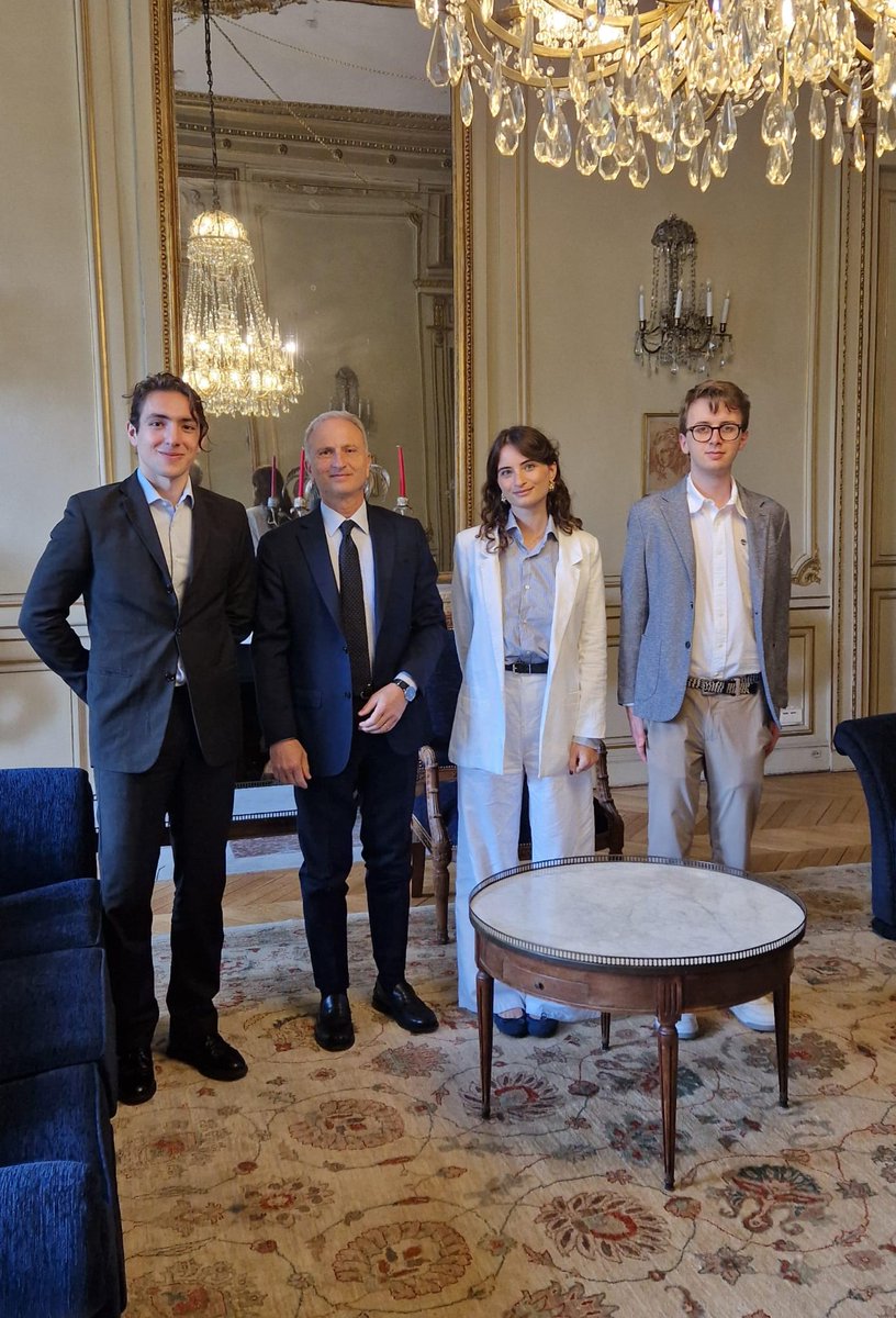 Oggi salutiamo Beatrice, Matteo e Mattia, che dopo tre mesi concludono il loro tirocinio in Rappresentanza. In questo periodo hanno saputo distinguersi per entusiasmo e professionalità. A loro i nostri migliori auguri di successo per il futuro!