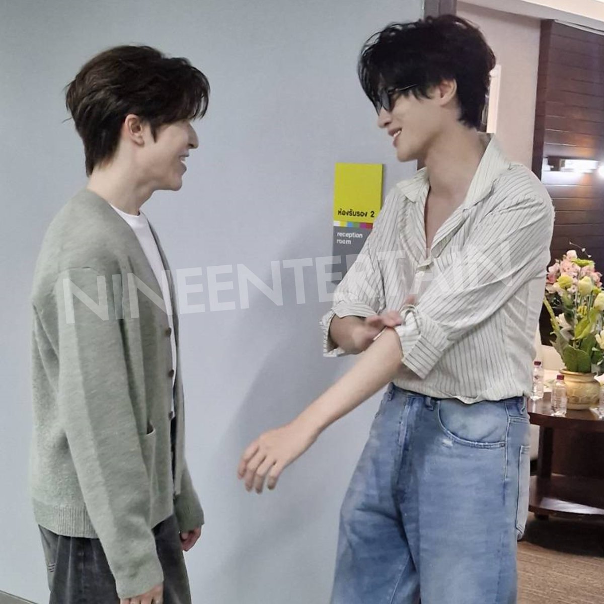 NineEntertain's tweet photo. มีแต่คำว่าน่ารักเต็มไปหมด!

เมื่อ 2 ซุปตาร์จีน #แพทริคณัฐวรรธ์ ฟิงค์เลอร์  นักร้อง-นักแสดงจีนสายเลือดไทย ขวัญใจเจ้าปลาดาว มาเจอกับ #จ้านเซวียน (Zhan Xuan) นักแสดงสุดฮอตแดนมังกร ที่ไนน์เอ็นเตอร์เทน ช่อง 9 กด 30 แบบบังเอิญ ๆ งานนี้เลยมีโมเมนต์น่ารัก ๆ ของสองหนุ่มที่กำลังพูดคุยกันอย่างสนุกสนาน หนูเผือกเห็นแล้วยิ้มตามเลยทีเดียว.-ไนน์เอ็นเตอร์เทน 

#แพทริค #เจ้าปลาดาว #จ้านเซวียน #นักแสดงจีน #ซุปตาร์จีน #ไนน์เอ็นเตอร์เทน