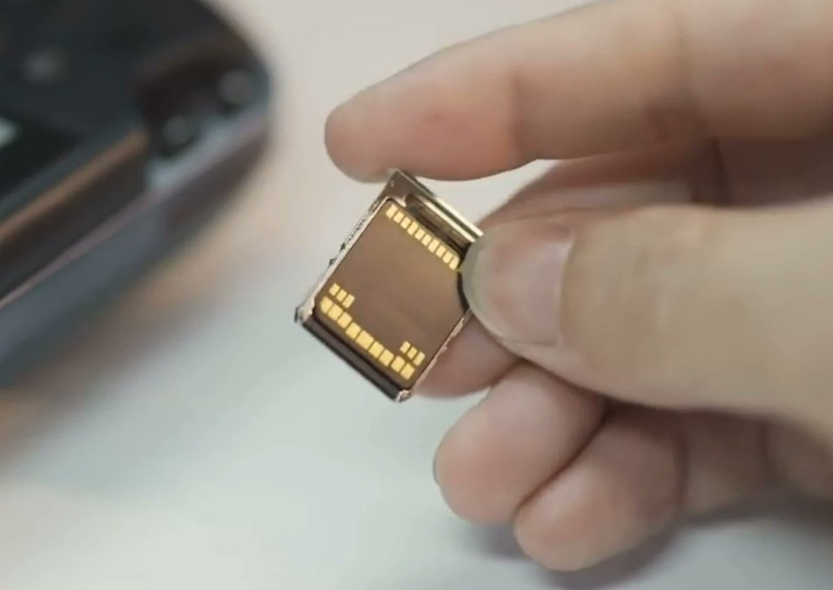 cnxsoft's tweet photo. .@biwin_tech Mini SSD takes on microSD Express cards.
https://t.co/MZe7CLUb1L

Mini SSD is a new NVMe SSD format designed for laptops, tablets, smartphones, and portable gaming consoles that's only slightly bigger than a MicroSD (Express) card at 17x15mm.

BIWIN claims up to 3700MB/s read speed and 3400 MB/s write speed, and some of the first (upcoming) devices to support include @softwincn GPD Win 5 portable gaming console and @OnexPlayer_ Super X gaming tablet.