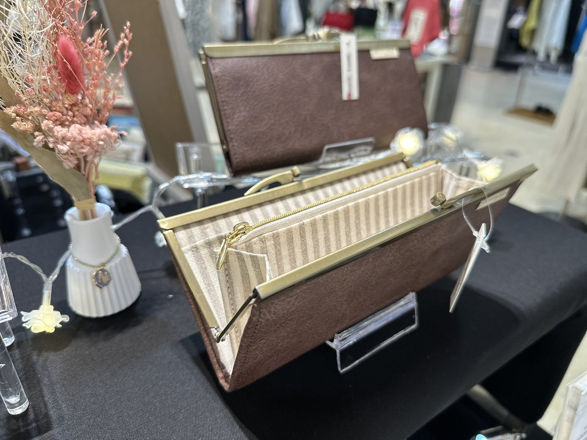 accessorystyle_'s tweet image. 【広島三越3F】POPUP開催中
明日8月19日(火)まで
午前10時30分～午後7時30分
（最終日午後６時まで）
（100年アパートメントPOPUP会場）
#AccessoryStyle
#アクセサリースタイル
#がま口
#長財布
#ラッキーカラー
#ポップアップ
#広島三越